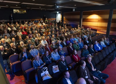 Een volle zaal met aandachtige toehoorders