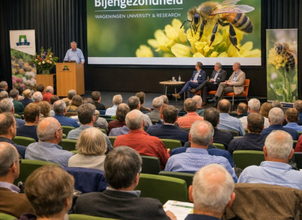 Een cheque van € 1.000,= wordt overhandigd aan de NBV