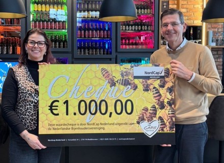 Een cheque van € 1.000,= wordt overhandigd aan de NBV